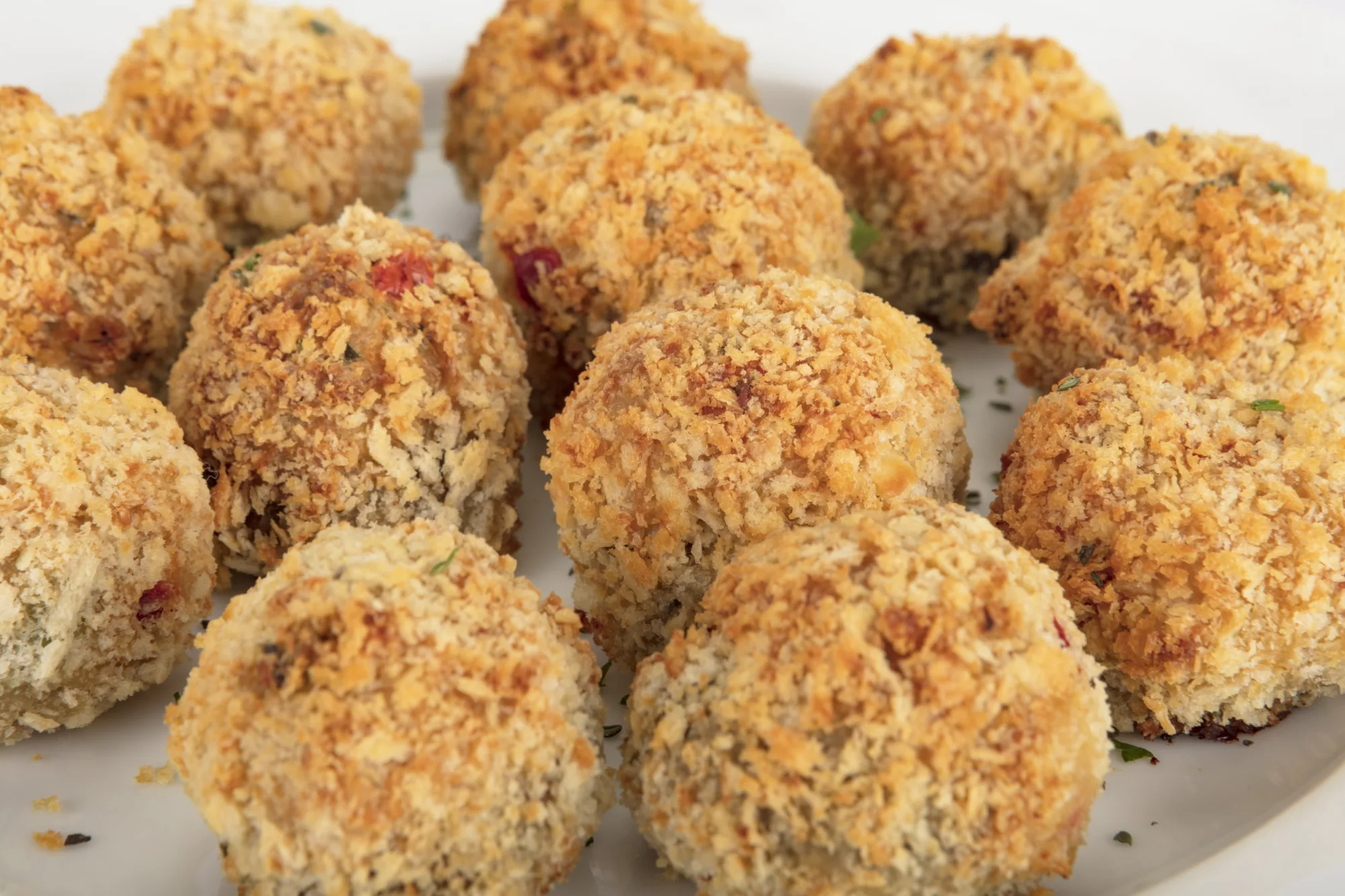 Large mushroom cap filled with wild-caught crab meat mixture and breaded with cage-free eggs and seasoned bread crumbs. Includes 12 pieces.